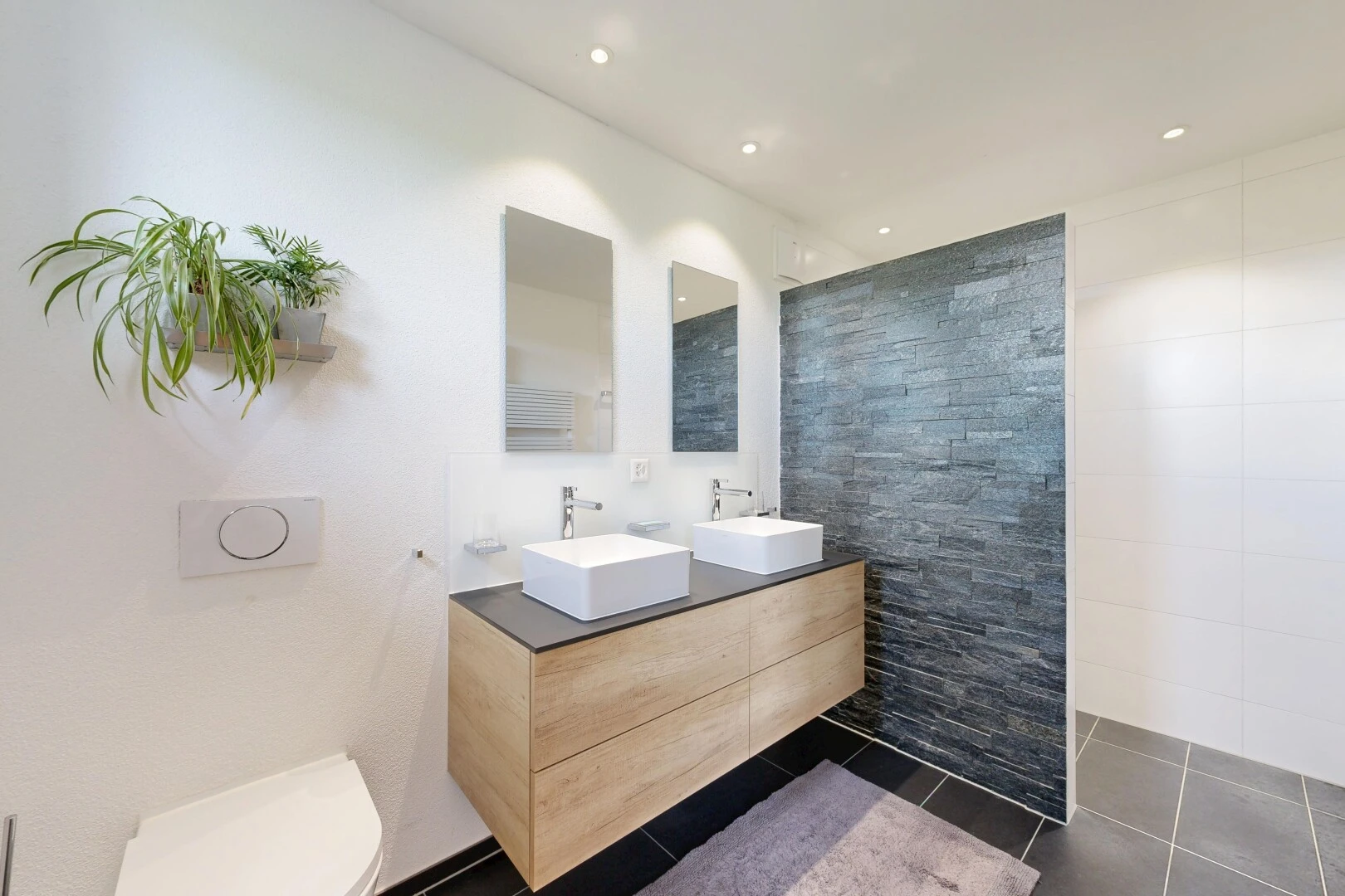 bad mit komplettes badezimmer, einbauleuchten, doppelwaschtisch, waschbecken, und dark floor