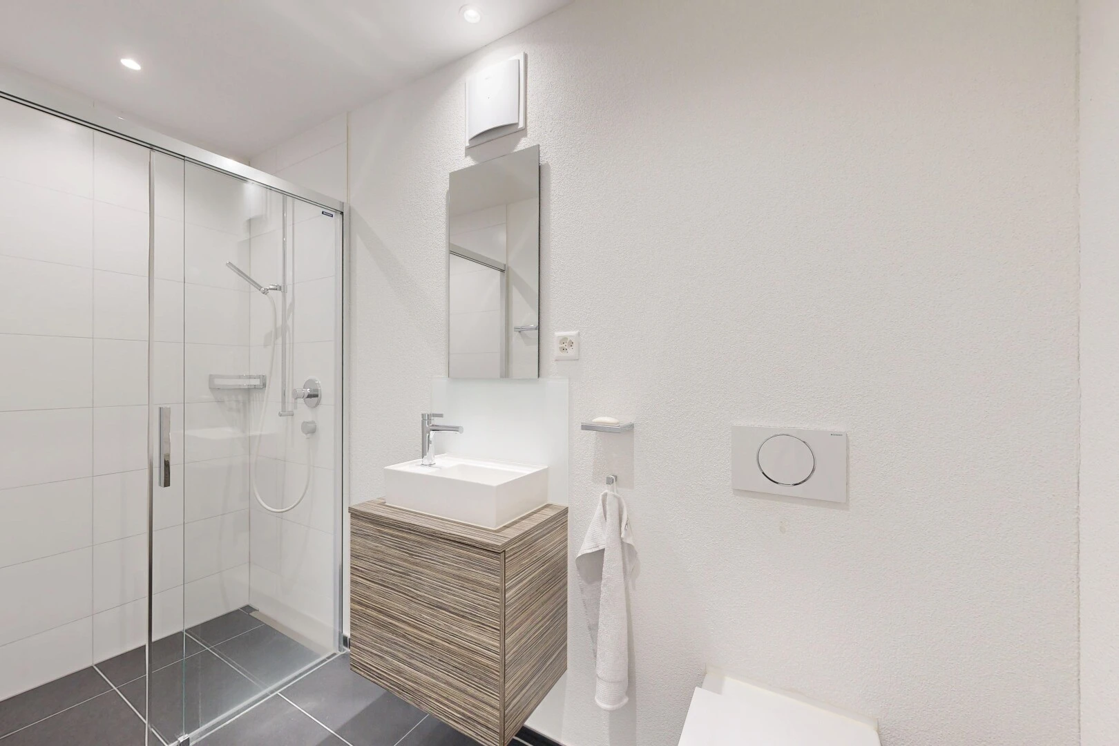 bad mit dusche, spiegel, komplettes badezimmer, waschbecken, und schminktisch