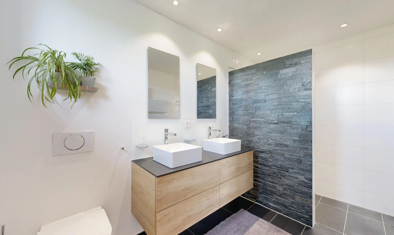 bad mit komplettes badezimmer, einbauleuchten, doppelwaschtisch, waschbecken, und dark floor