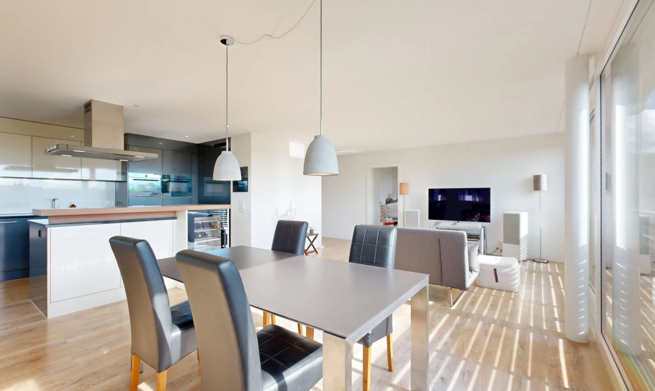 wohn- / esszimmer mit gipskartonwand, drywall, holzfußboden, wood finish floor, und fernseher