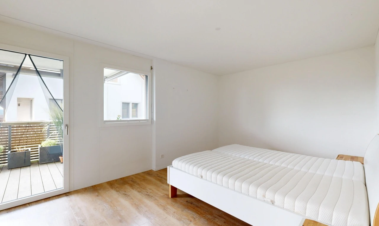 zimmer / schlafzimmer mit außenzugang, holzfußboden, wood finish floor, light floor, und natürliches licht