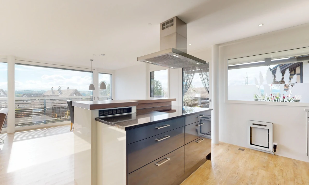 küche mit two heights countertops, arbeitsplatten, dark countertops, dunstabzugshaube, und light floor