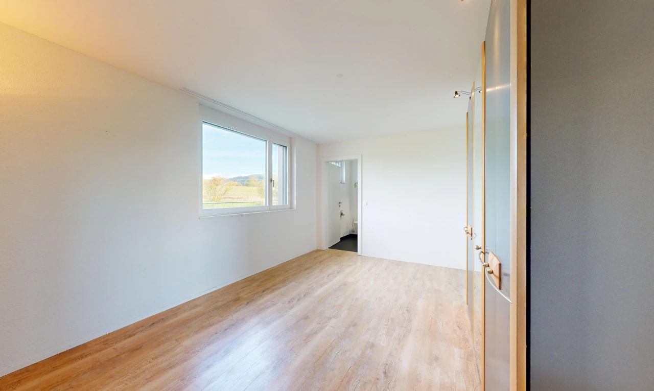 leerer raum mit gipskartonwand, drywall, holzfußboden, wood finish floor, und inside property
