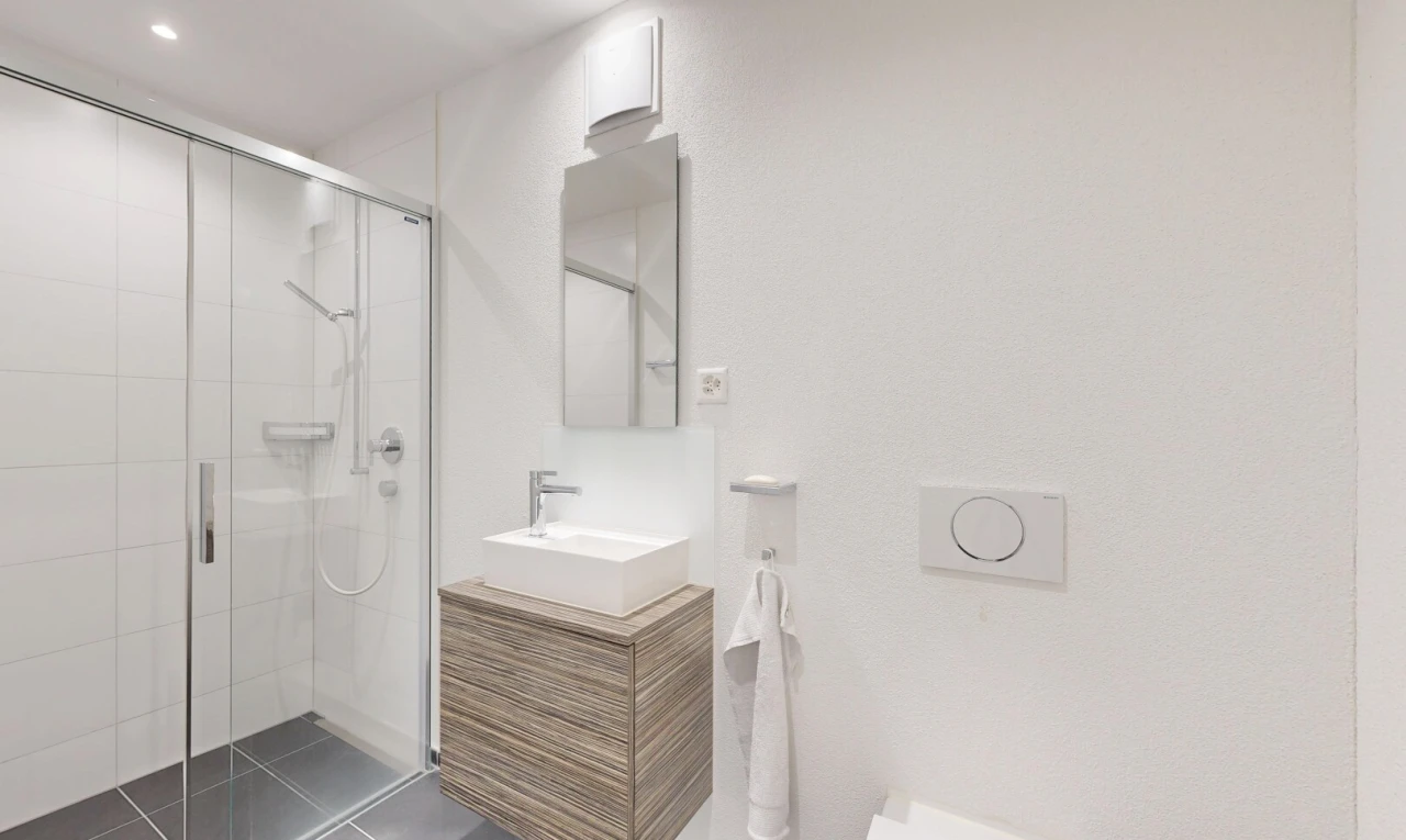 bad mit dusche, spiegel, komplettes badezimmer, waschbecken, und schminktisch