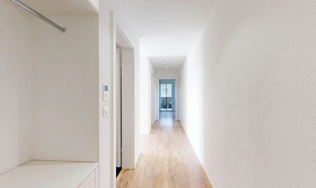 halle / korridor mit light floor, holzfußboden, wood finish floor, und inside property