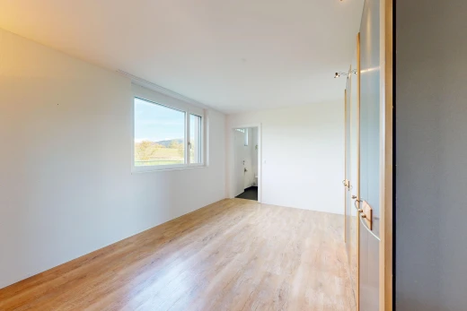 leerer raum mit gipskartonwand, drywall, holzfußboden, wood finish floor, und inside property