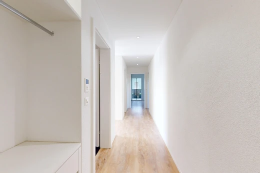 halle / korridor mit light floor, holzfußboden, wood finish floor, und inside property