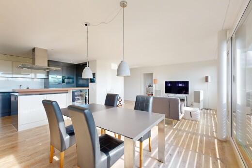 wohn- / esszimmer mit gipskartonwand, drywall, holzfußboden, wood finish floor, und fernseher