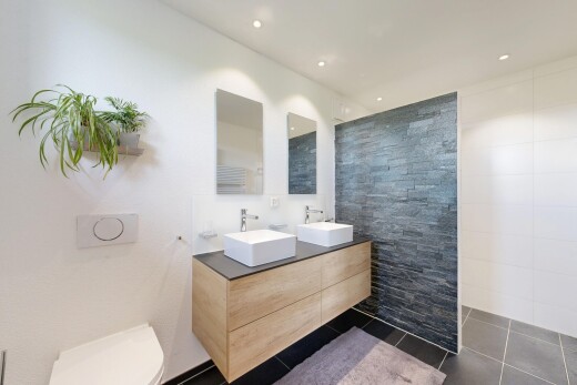 salle de bains avec salle de bain complète, éclairage encastré, double vasque, évier, et dark floor