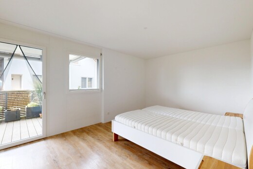 chambre avec accès à l'extérieur, sol en finition bois, wood finish floor, light floor, et lumière naturelle