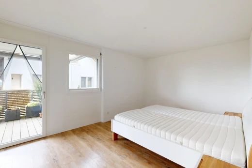 zimmer / schlafzimmer mit außenzugang, holzfußboden, wood finish floor, light floor, und natürliches licht