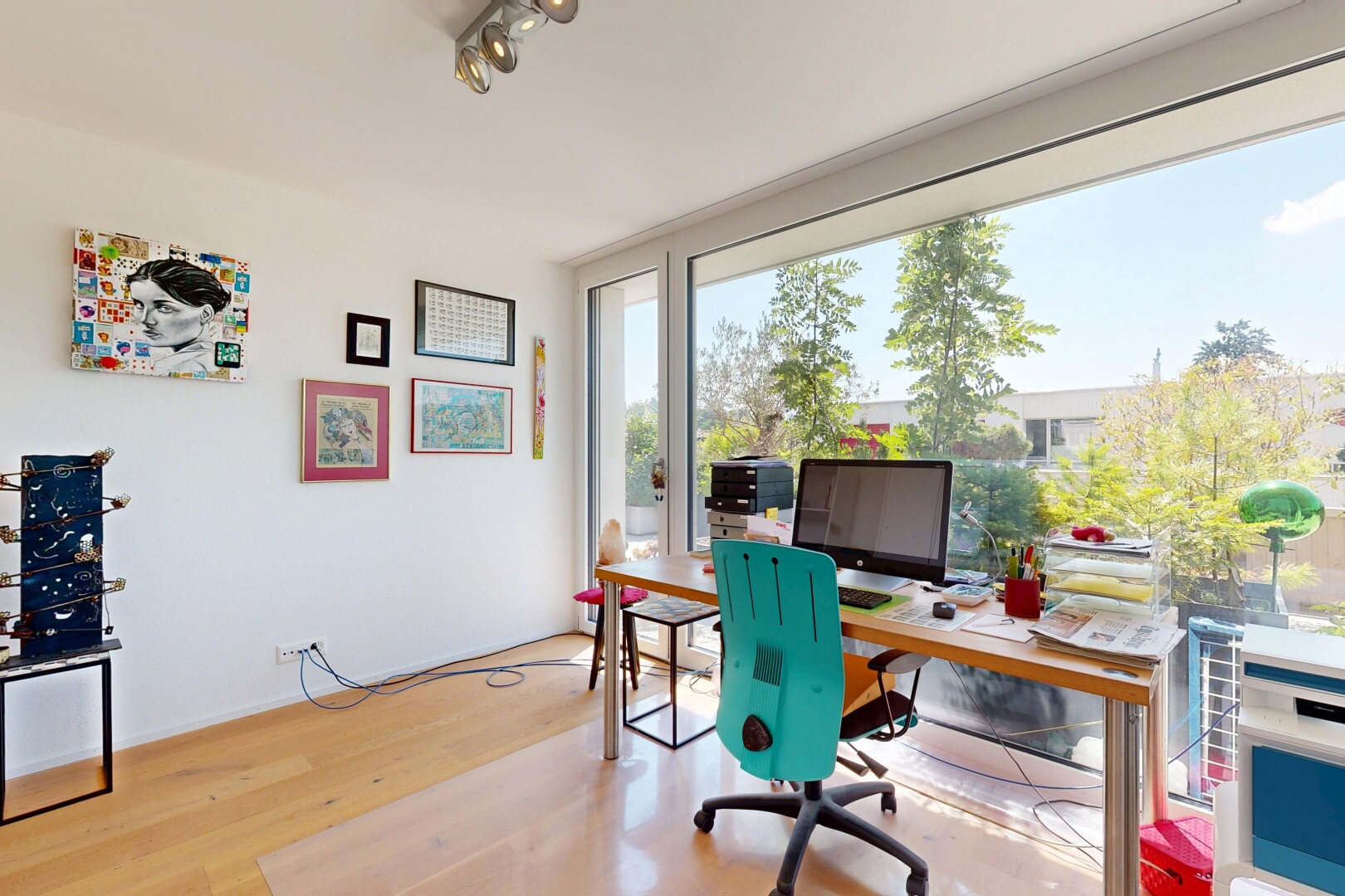 büro mit holzfußboden, wood finish floor, natürliches licht, natural light, und fernseher
