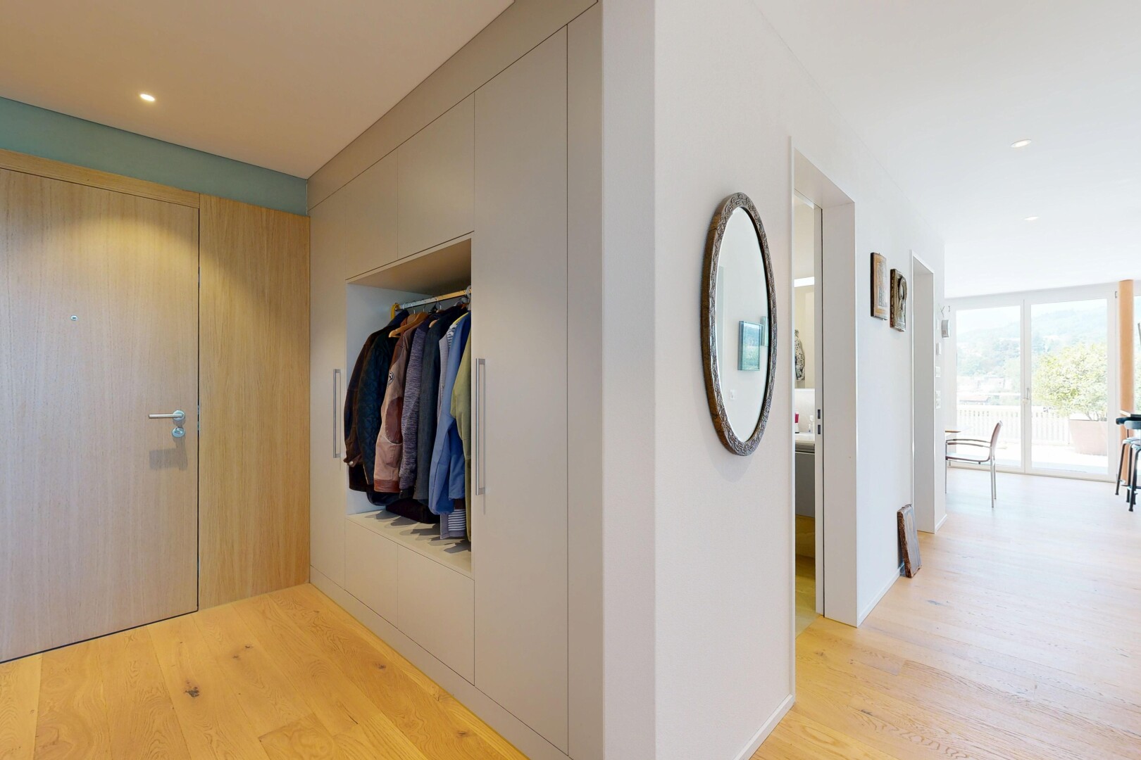 halle / korridor mit einbauleuchten, recessed lighting, holzfußboden, wood finish floor, und inside community