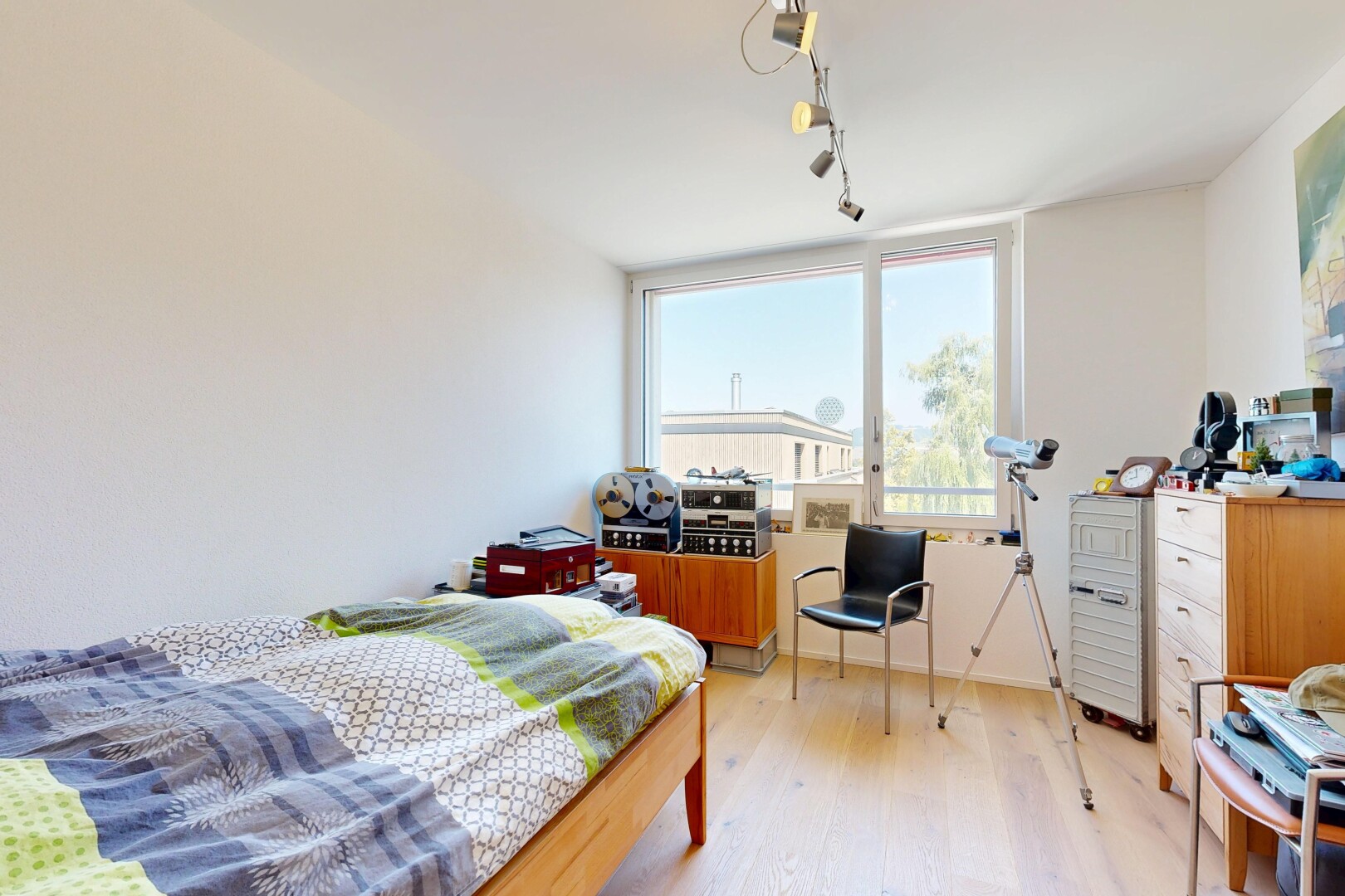 zimmer / schlafzimmer mit day time, natürliches licht, natural light, inside property, und holzfußboden