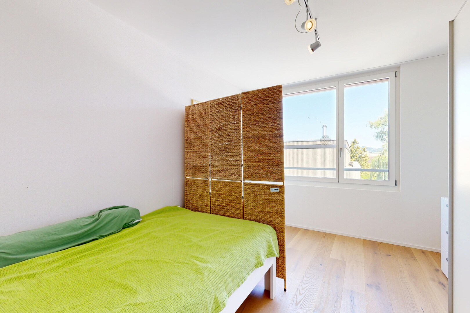 zimmer / schlafzimmer mit day time, holzfußboden, wood finish floor, gipskartonwand, und drywall