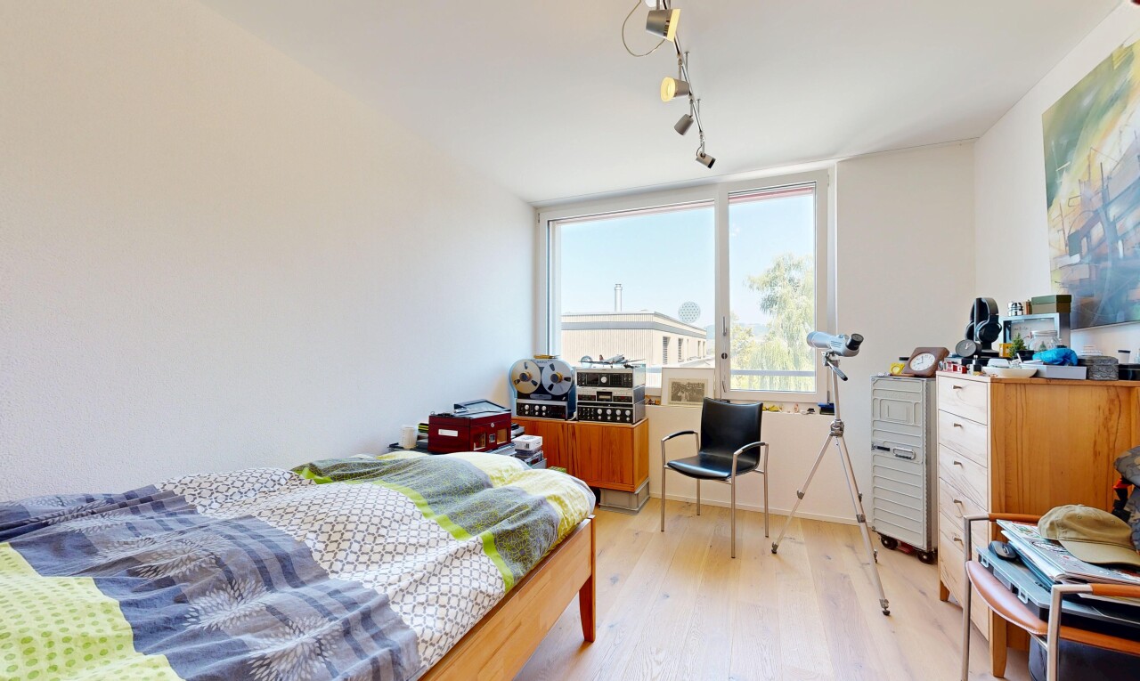 zimmer / schlafzimmer mit day time, natürliches licht, natural light, inside property, und holzfußboden