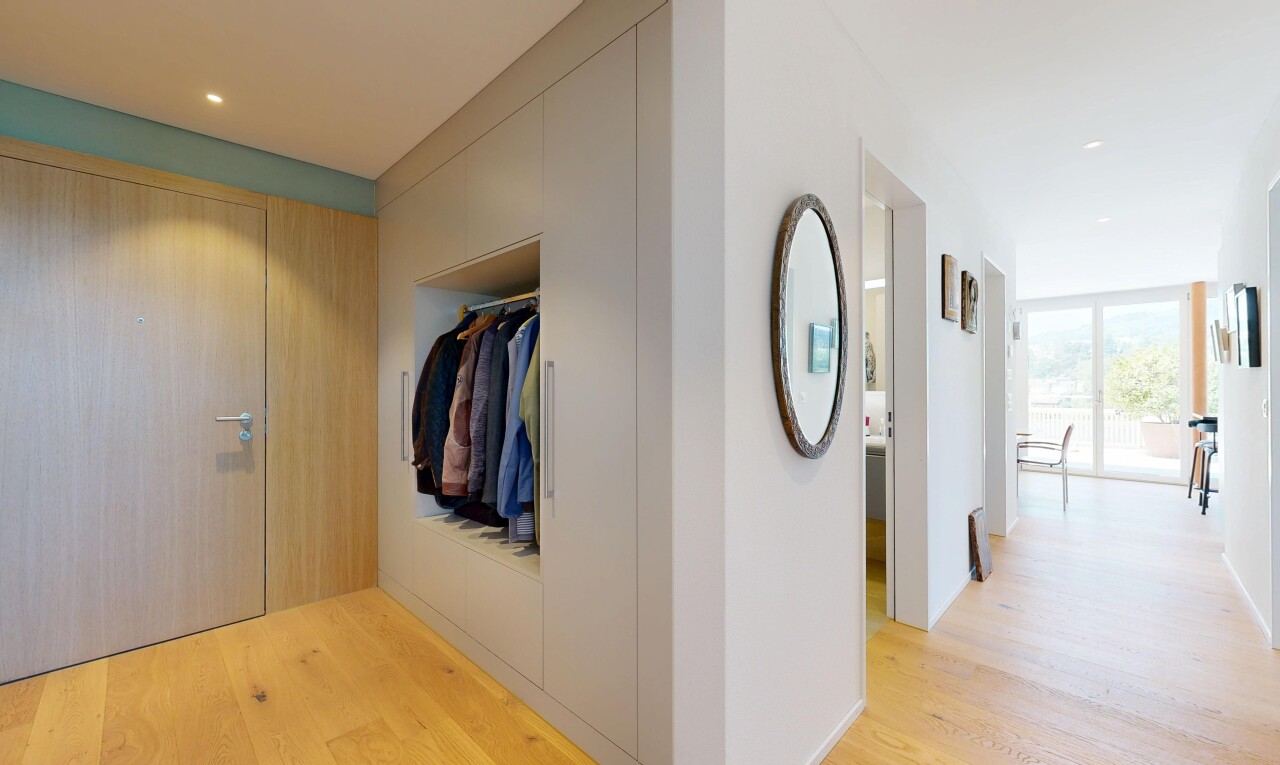 halle / korridor mit einbauleuchten, recessed lighting, holzfußboden, wood finish floor, und inside community