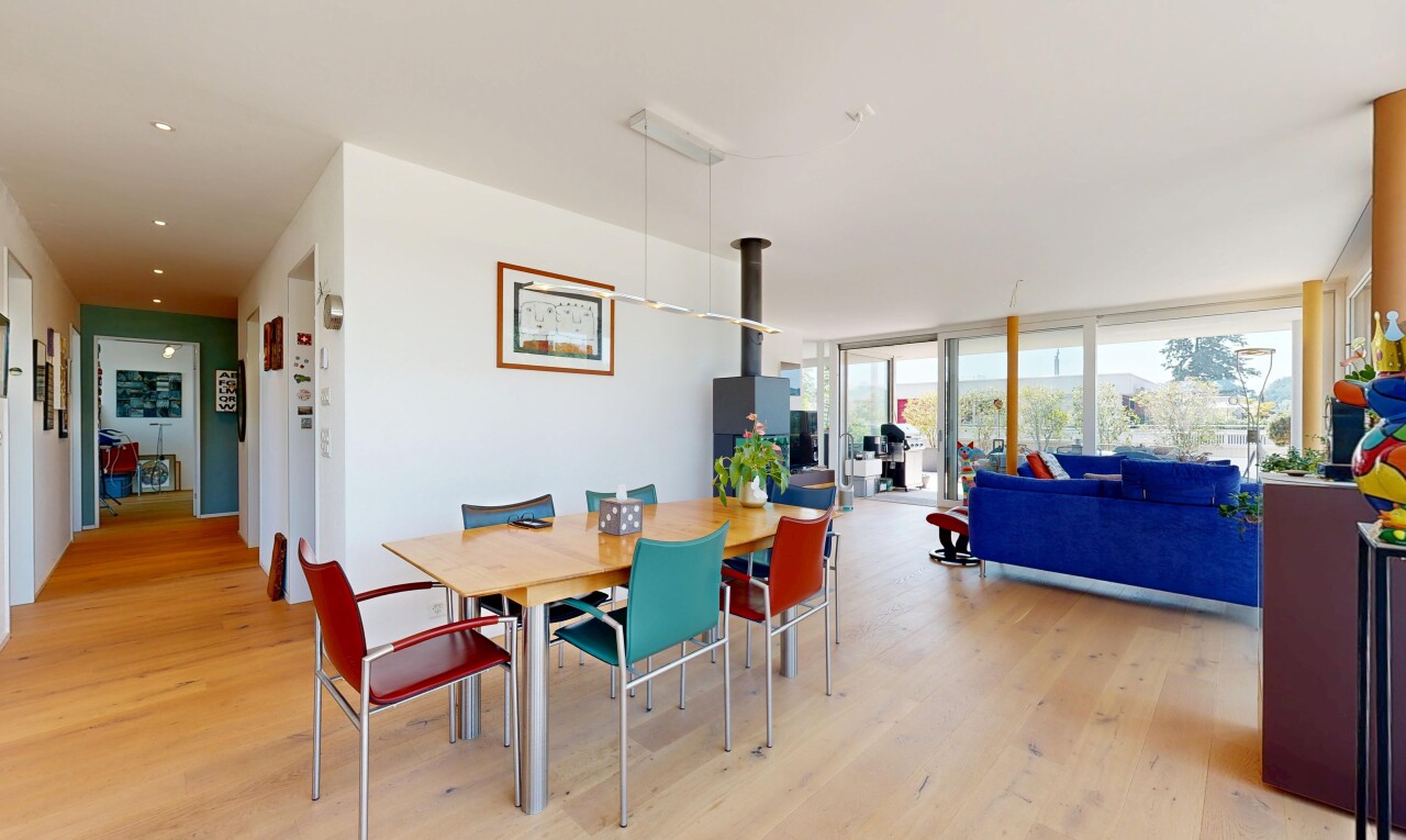 wohn- / esszimmer mit inside community, holzfußboden, wood finish floor, gipskartonwand, und drywall