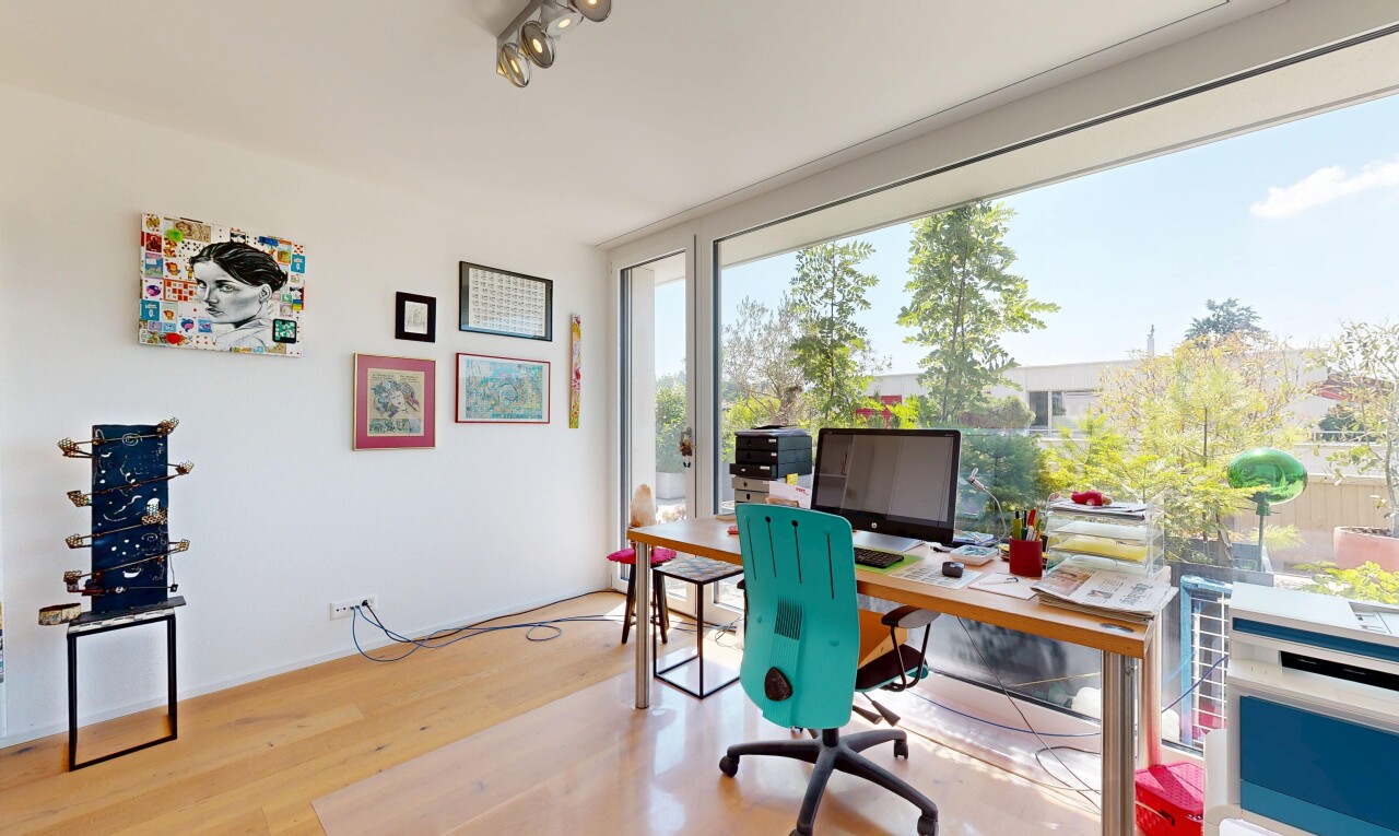 büro mit holzfußboden, wood finish floor, natürliches licht, natural light, und fernseher