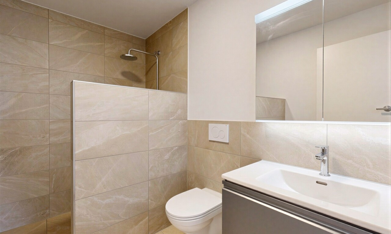 bad mit dusche, komplettes badezimmer, fliesenwand, tile wall, und inside property