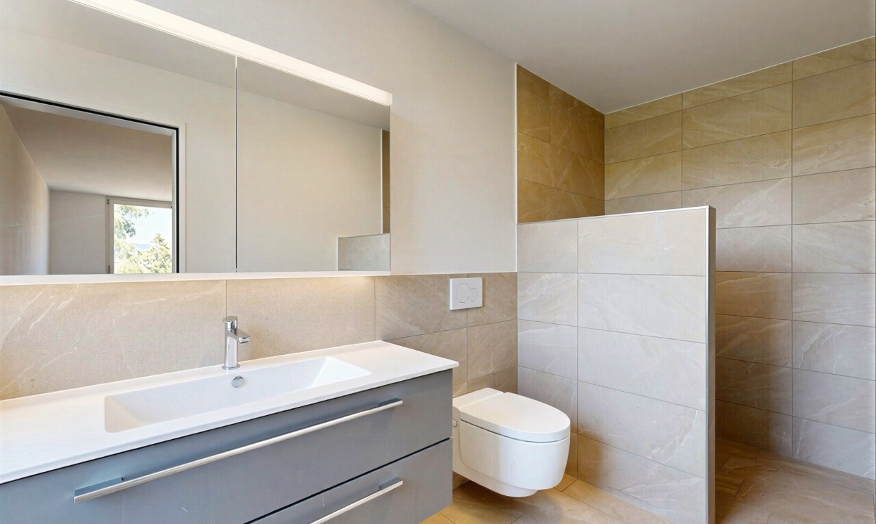 bad mit fliesenwand, tile wall, komplettes badezimmer, schminktisch, und inside property