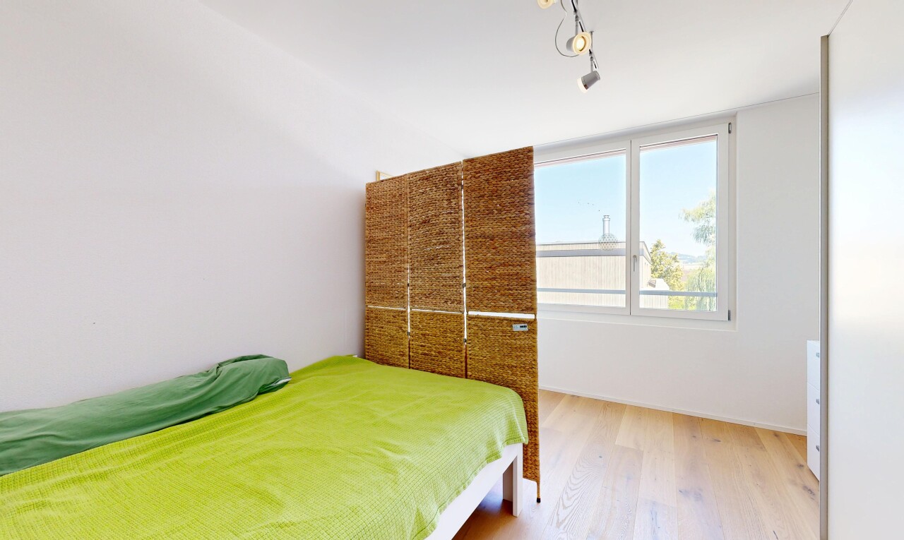 zimmer / schlafzimmer mit day time, holzfußboden, wood finish floor, gipskartonwand, und drywall
