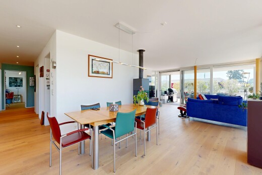 wohn- / esszimmer mit inside community, holzfußboden, wood finish floor, gipskartonwand, und drywall