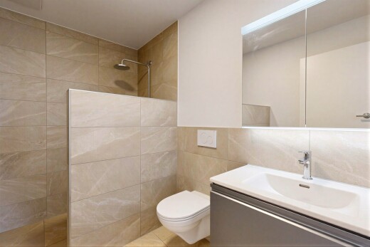 bad mit dusche, komplettes badezimmer, fliesenwand, tile wall, und inside property