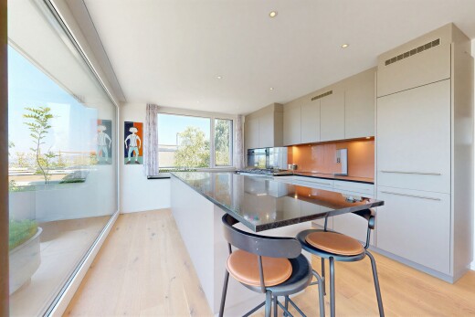 küche mit day time, light floor, holzfußboden, wood finish floor, und kitchen bar