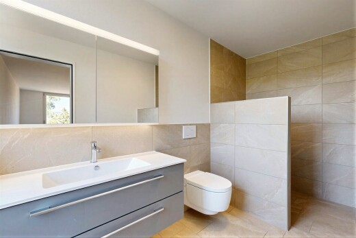 bad mit fliesenwand, tile wall, komplettes badezimmer, schminktisch, und inside property