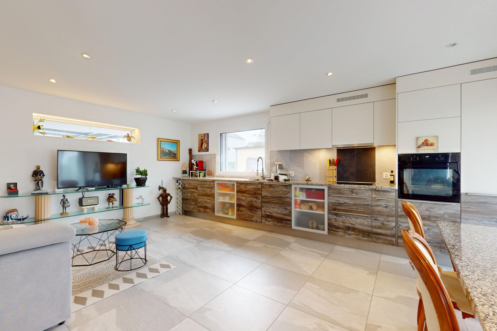 küche mit fernseher, ofen, schränke mit flachen paneelen, inside property, und weiße schränke