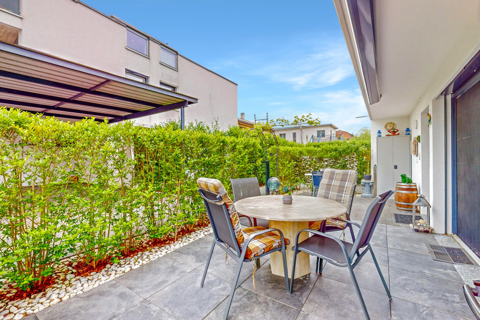 terrasse mit terrasse, day time, essbereich im freien, und from property