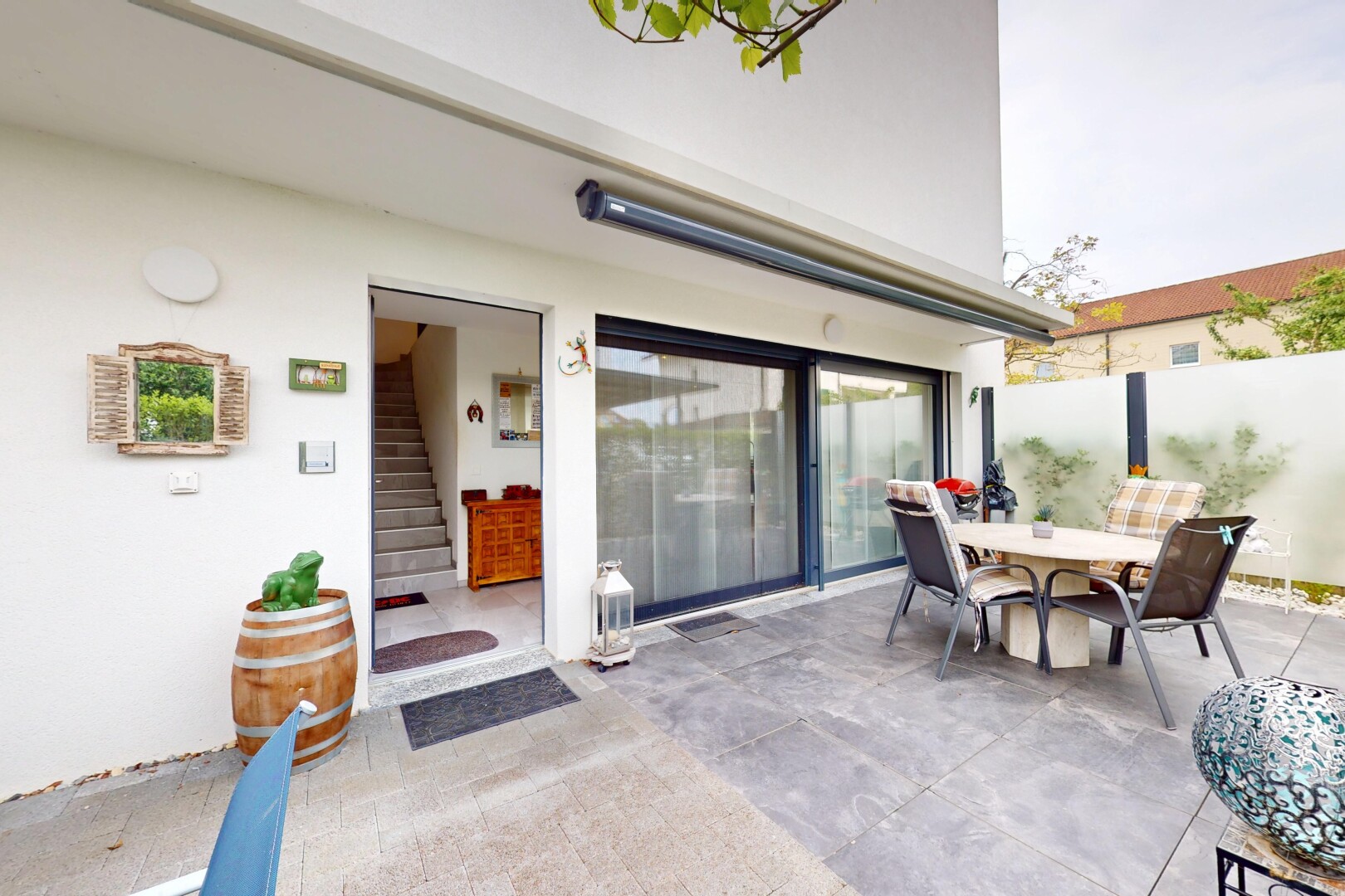 terrasse mit essbereich im freien, terrasse, property visible, und zaun