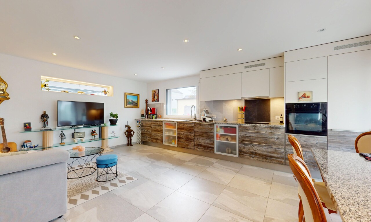 küche mit fernseher, ofen, schränke mit flachen paneelen, inside property, und weiße schränke