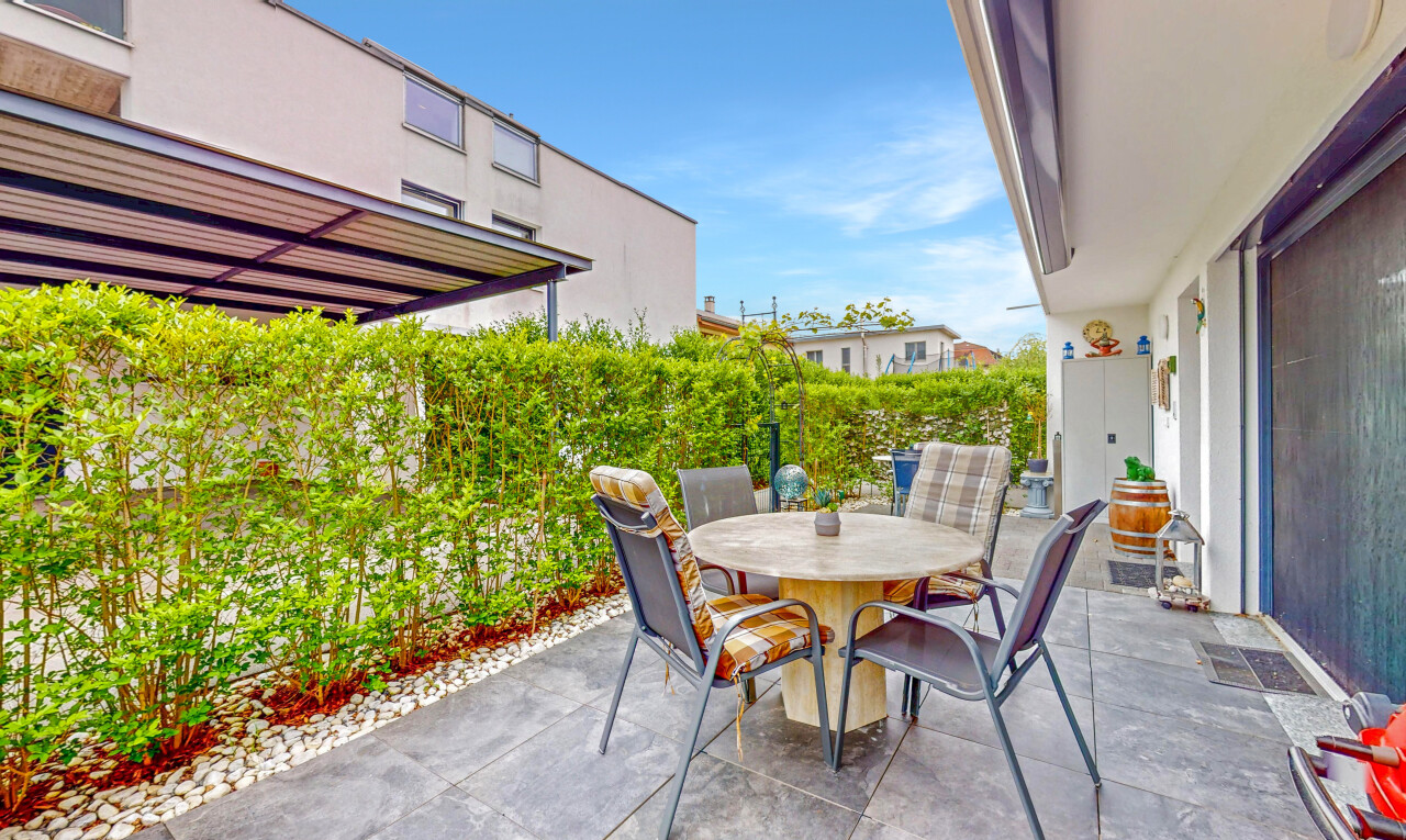 terrasse mit terrasse, day time, essbereich im freien, und from property