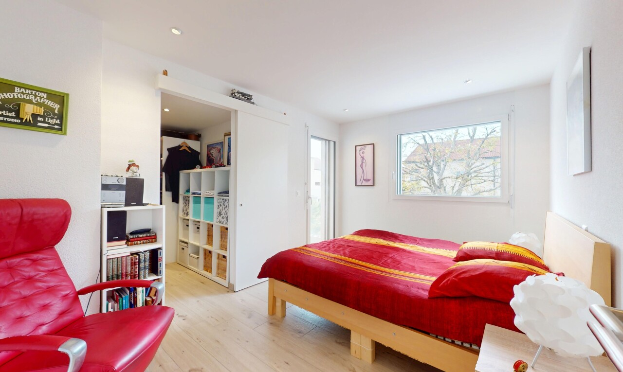 zimmer / schlafzimmer mit inside property, holzfußboden, wood finish floor, natürliches licht, und natural light