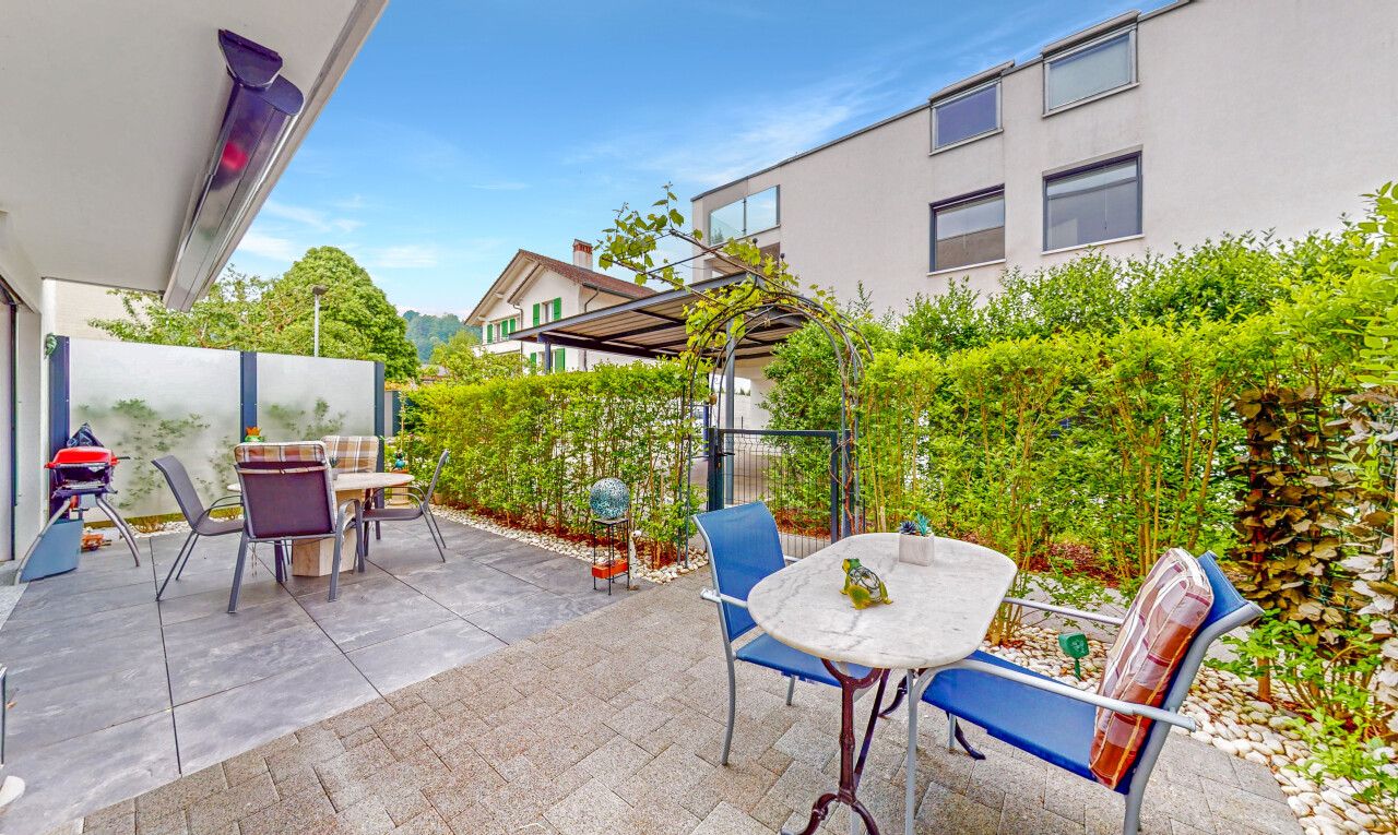 terrasse mit essbereich im freien, terrasse, day time, zaun, und from property
