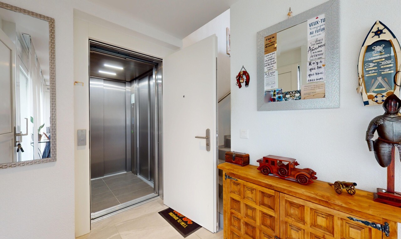 halle / korridor mit aufzug, inside property, gipskartonwand, und drywall