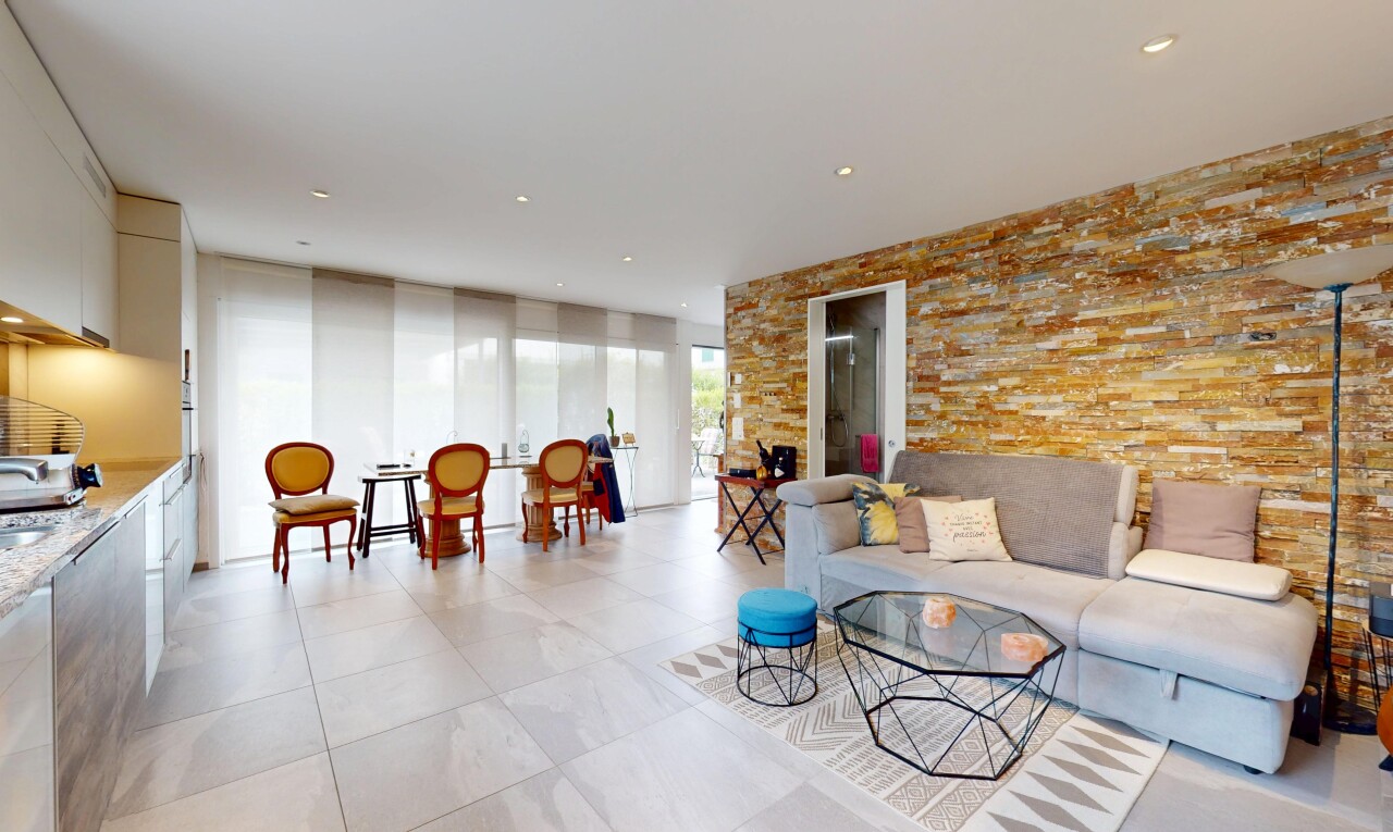 wohnzimmer mit steinwand, stone wall, natürliches licht, natural light, und inside property