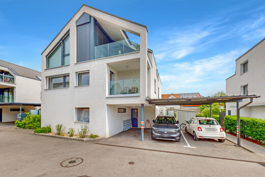 außenansicht mit stuckverkleidung, day time, property visible, und parkplatz