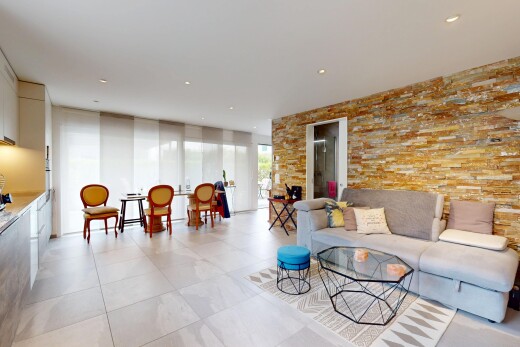 wohnzimmer mit steinwand, stone wall, natürliches licht, natural light, und inside property
