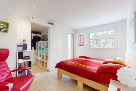 zimmer / schlafzimmer mit inside property, holzfußboden, wood finish floor, natürliches licht, und natural light