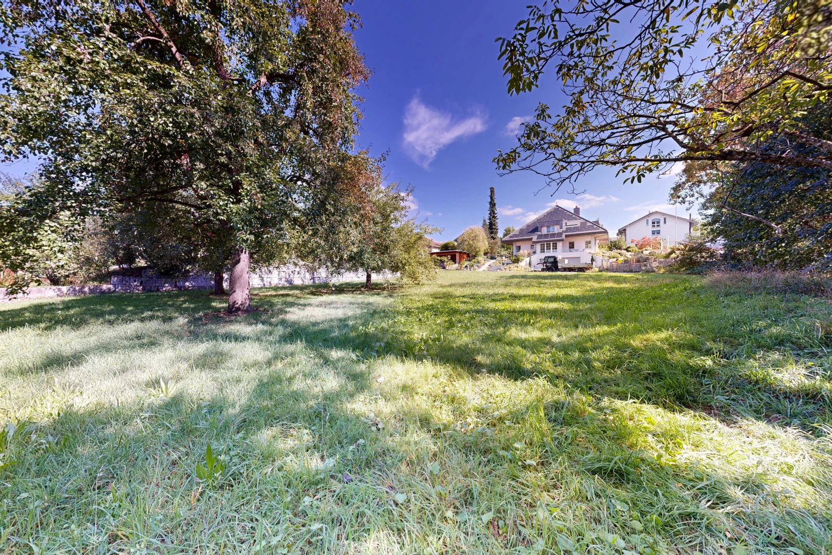 jardin avec day time, property visible, et pelouse