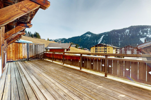terrasse avec vue sur la montagne et clôture