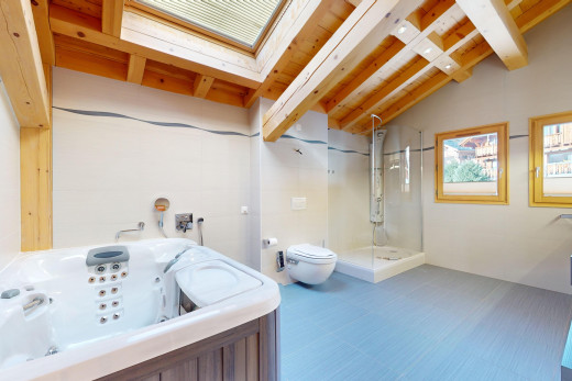 salle de bain avec plafond voûté, toilettes, baignoire, douche, et carrelage