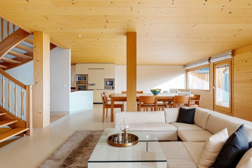 wohn- / esszimmer mit natürliches licht, betonboden, und holzdecke