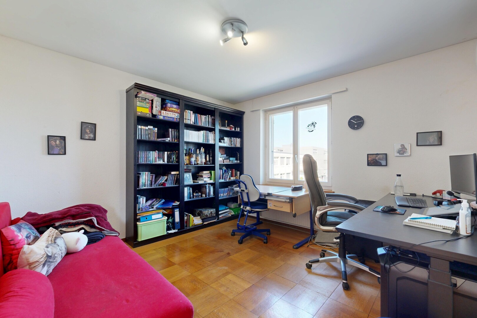 bureau avec drywall, cloison sèche, inside property, espace bureau, et natural light
