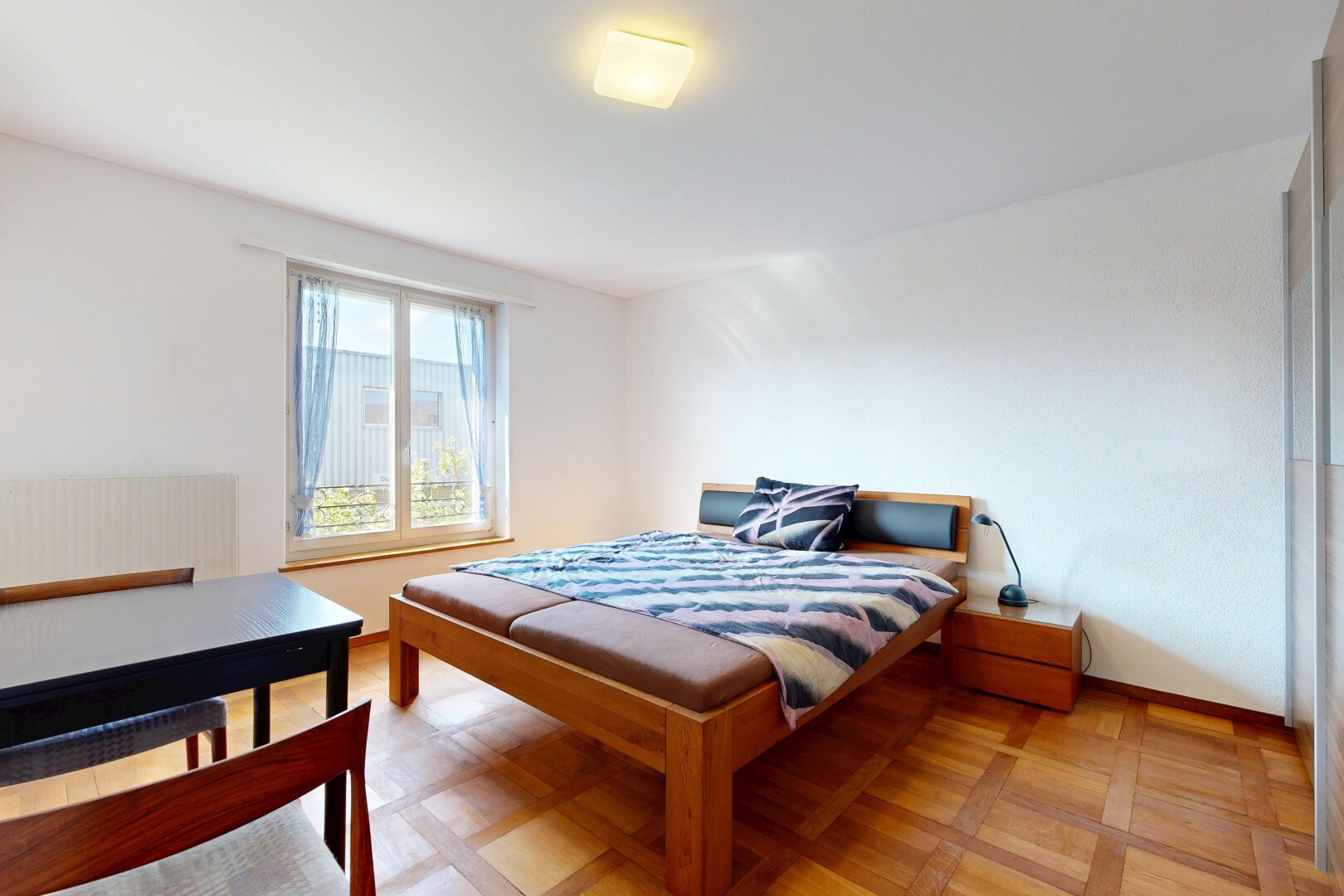 chambre avec drywall, cloison sèche, natural light, lumière naturelle, et inside property