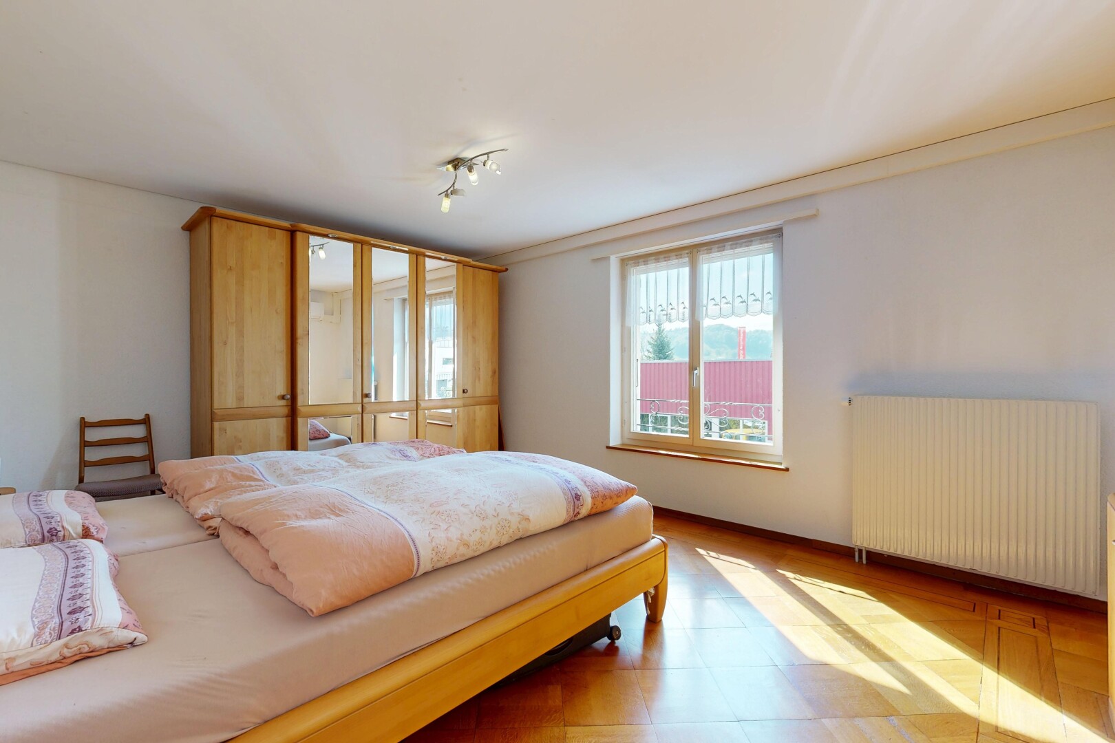 chambre avec cloison sèche, drywall, radiateur, lumière naturelle, et natural light