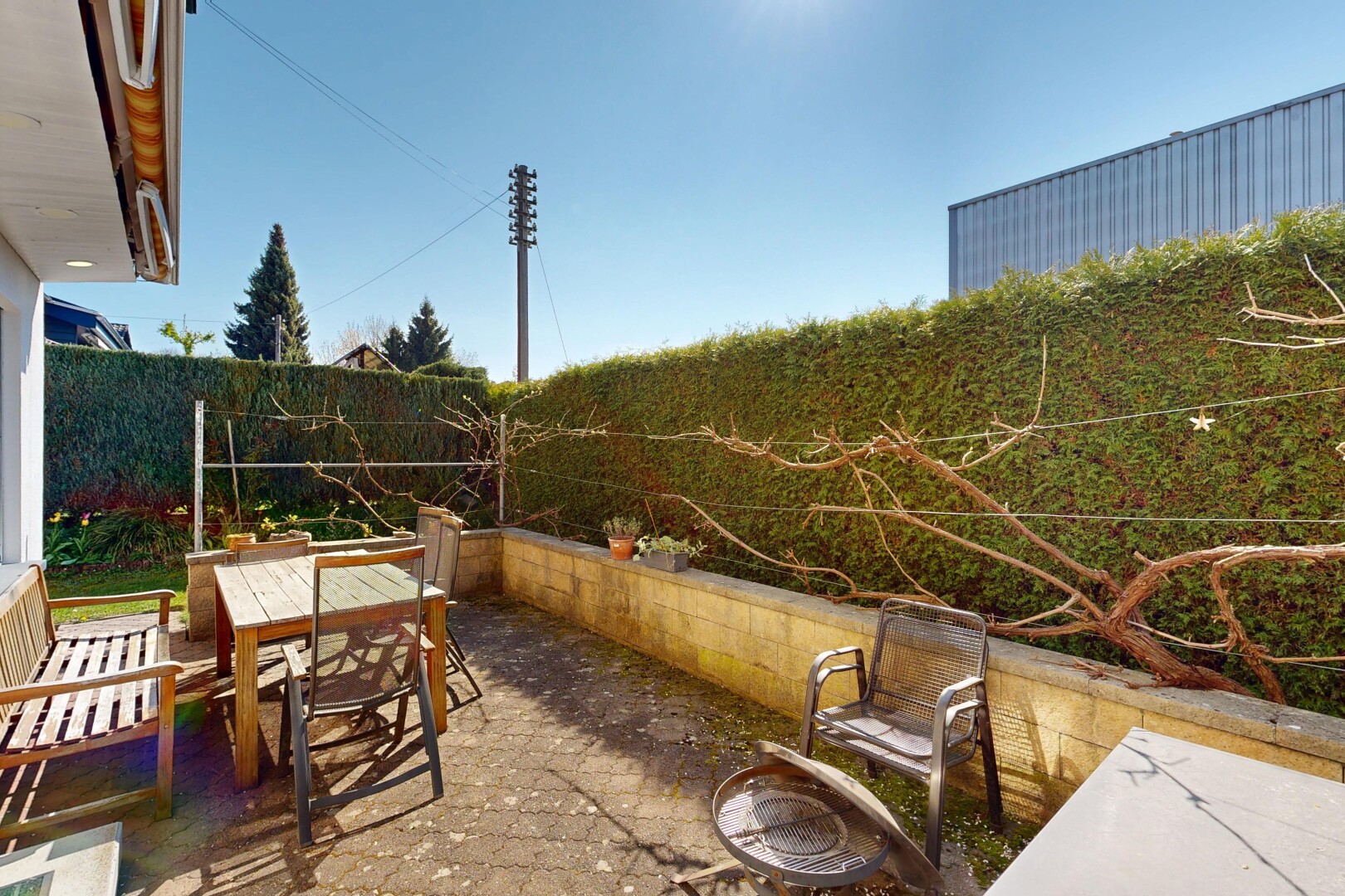 terrasse avec coin repas extérieur, terrasse, from property, clôture, et power lines view